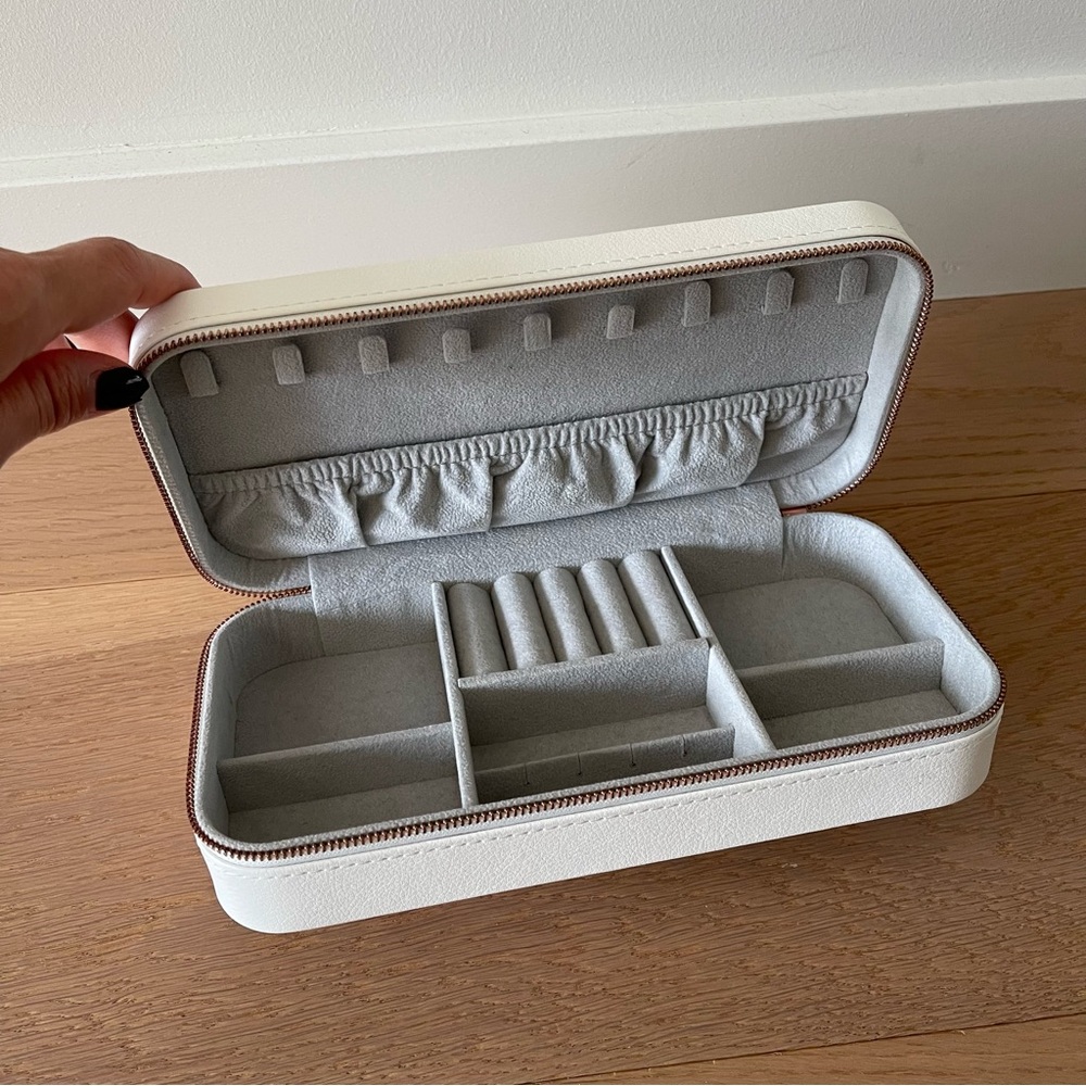 Sleek White PU Portable Jewelry Organizer with Rose gold Zipper